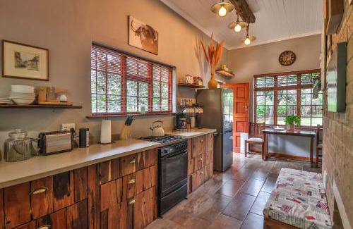 Assagay Chalet De Esquí | CASTLE COTTAGE Self catering fully equipped homely 120sqm double story king bed cottage in a lush green neighborhood
