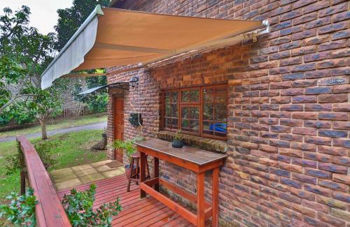 Assagay Chalet De Esquí | CASTLE COTTAGE Self catering fully equipped homely 120sqm double story king bed cottage in a lush green neighborhood