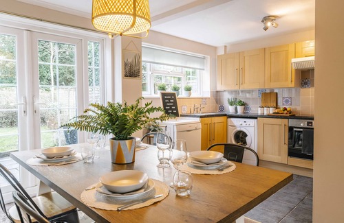Warwick Town Centre Casa | Castle Gate - Central Location with Large Living Space