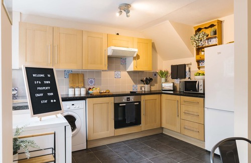 Warwick Town Centre Casa | Castle Gate - Central Location with Large Living Space
