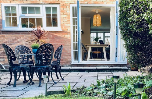 Warwick Town Centre Casa | Castle Gate - Central Location with Large Living Space