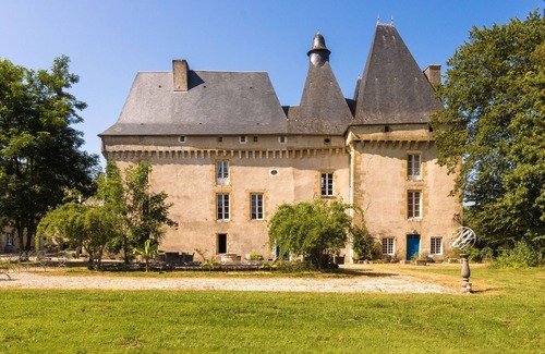Chalais Apartamento | Castillo en Chaleix con Piscina y Vista