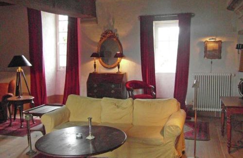 Le Veurdre Casa | Castle in Le Veurdre near Forest and River