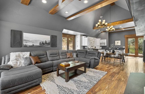 Rapid City Casa | Castle in the Sky- Overlooking Rapid City
