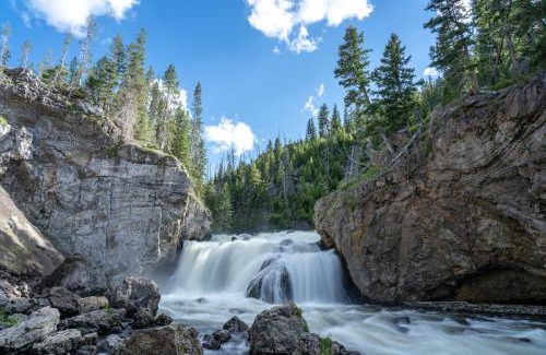 West Yellowstone Cabina | Castle in the Sky Unit Y