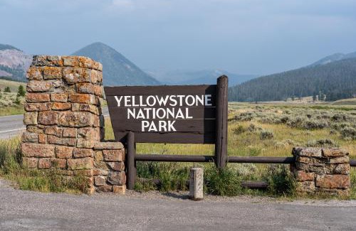 West Yellowstone Cabina | Castle in the Sky Unit Y