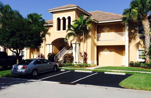 Port Saint Lucie Condominio | Unidad de eficiencia de Castle Pines: ¡10% de descuento en la tarifa base de alquiler solo este mes!