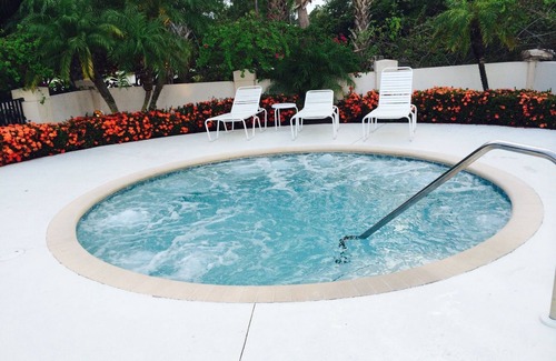Port Saint Lucie Condominio | Unidad de eficiencia de Castle Pines: ¡10% de descuento en la tarifa base de alquiler solo este mes!
