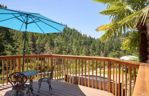 Redwood Valley Casa | Castle retreat get-away