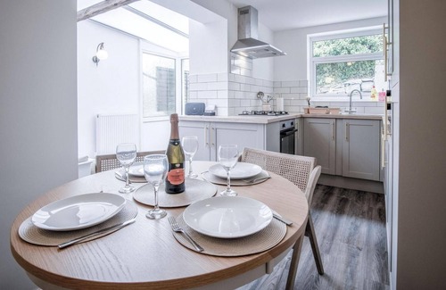 Mumbles Casa | Castle Square - 2 Bedroom Holiday Home - Mumbles