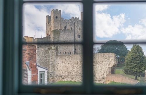 Rochester Cabaña | Castle View - a holiday let that sleeps 4 guests in 2 bedrooms