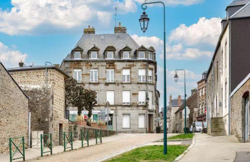 Carrouges Apartamento | Castle View Bright Duplex