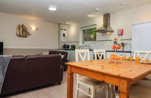 Watermouth Cabaña | CASTLE VIEW LODGE, pet friendly, with pool in Ilfracombe
