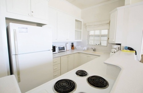 Worthing Apartamento | Casual Beachfront Studio with Pool