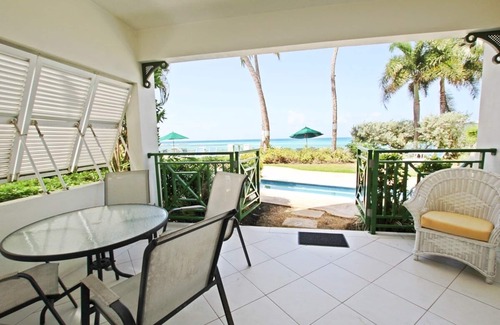 Worthing Apartamento | Casual Beachfront Studio with Pool