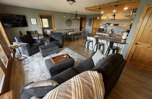 Ashland Casa | Casual luxury retreat: Siskiyou Mountain Place. 2 br, kitchenette.