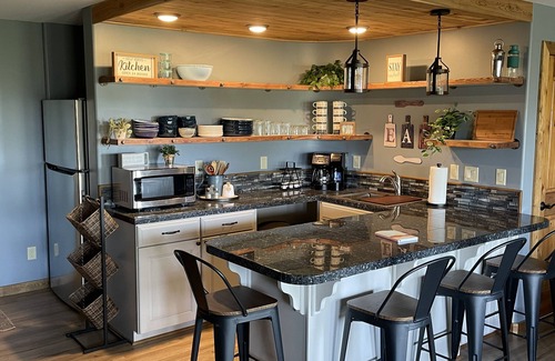 Ashland Casa | Casual luxury retreat: Siskiyou Mountain Place. 2 br, kitchenette.