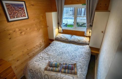 Mumbles Apartamento | Caswell Beach Chalet 70 located in Gower Peninsula