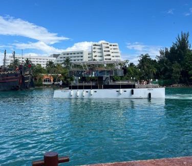 Zona Hotelera Alquiler De Eote | Catamarán de lujo HASTEN