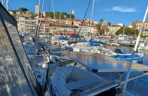 Pointe Croisette Alquiler De Eote | CATAMARAN AT QUAY