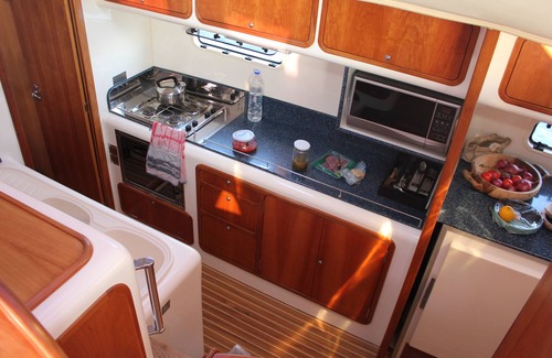 Vlychada Alquiler De Eote | Catamarán de crucero con patrón y azafata.