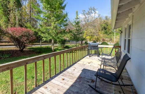 Sylva Cabaña | Catch N Relax- River Access, Large Yard, Fiber Wifi, Fire Pit & Late Checkout!