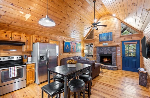 Cashes Valley Cabina | Catching Fireflies · A Family Getaway with Hot Tub | Games | BBQ Grill