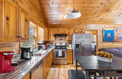 Cashes Valley Cabina | Catching Fireflies · A Family Getaway with Hot Tub | Games | BBQ Grill