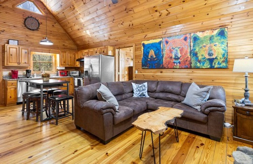 Cashes Valley Cabina | Catching Fireflies · A Family Getaway with Hot Tub | Games | BBQ Grill