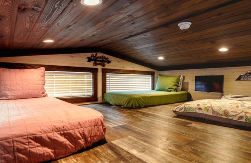 Gatlinburg - Pigeon Forge Cabaña | "Catching Fireflies" - Riverfront Tiny Home in the Smoky Mountains