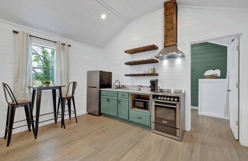 Fredericksburg Cabaña | Cates Cottage in the Hill Country 8 Mins to Fred!