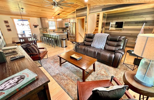 Caton Cabina | Catons Chapel 3 Bedroom Cabin by RedAwning