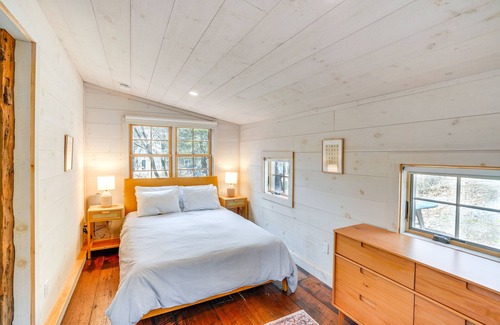 Town of New Baltimore Apartamento | Catskills Cabin on Wooded 100 Acres w/ Lake