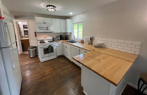 Livingston Manor Casa | Catskills Chalet - 5 acres Full Kitchen Fire Pit Office Pets OK BBQ WiFi