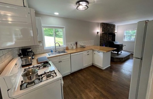 Livingston Manor Casa | Catskills Chalet - 5 acres Full Kitchen Fire Pit Office Pets OK BBQ WiFi