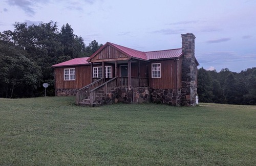 Nelson Cabaña | Cattle farm getaway in Virginia's best wine & beer country! Fiber Optic Wi-Fi!