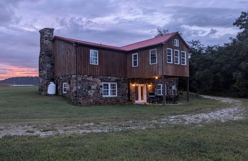 Nelson Cabaña | Cattle farm getaway in Virginia's best wine & beer country! Fiber Optic Wi-Fi!