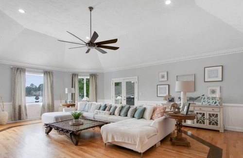 Portsmouth Casa | Cavalier Manor on Crystal Lake