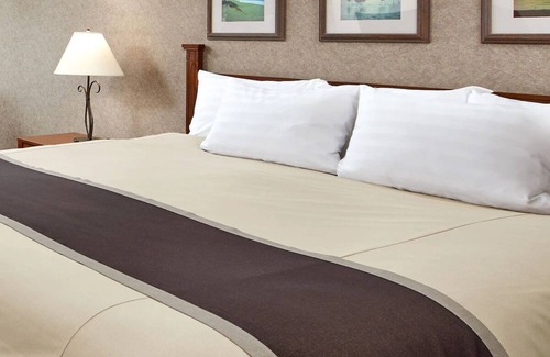 San Simeon Hotel | Cavalier Ocean View King Room | Heated Pools, Fire Pits & Steps to Whale Trail