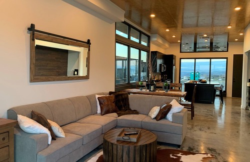 Quincy Casa | CaveB Lake House - come for concerts, or a relaxing get away in the sunshine
