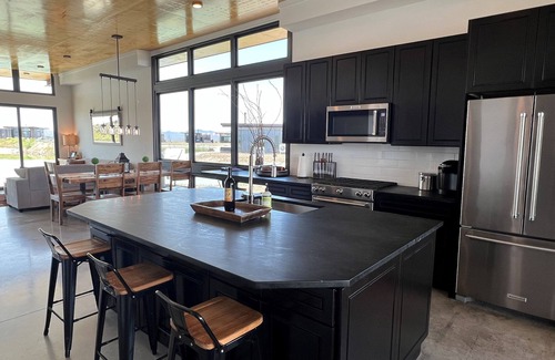 Quincy Casa | CaveB Lake House - come for concerts, or a relaxing get away in the sunshine