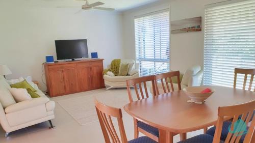 Caves Beach Villa | Caves Seascape Villa - stroll to shops and beach