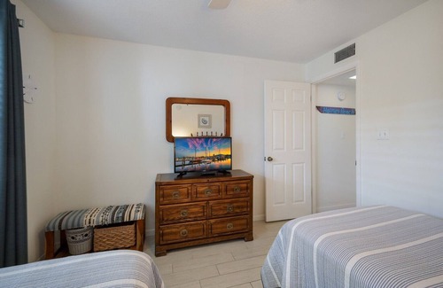 Holmes Beach Condominio | Cayman Cay 107 2 Bedroom Condo by RedAwning