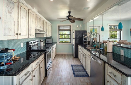 Breezeswept Beach Estates Casa | Cayman Retreat: Cozy pool home