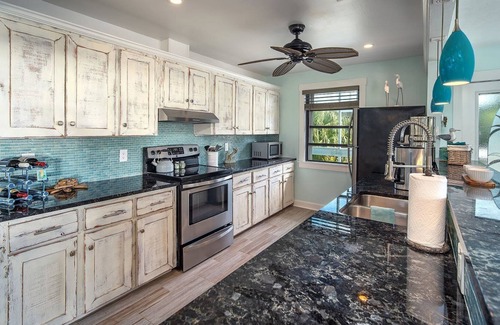 Breezeswept Beach Estates Casa | Cayman Retreat: Cozy pool home