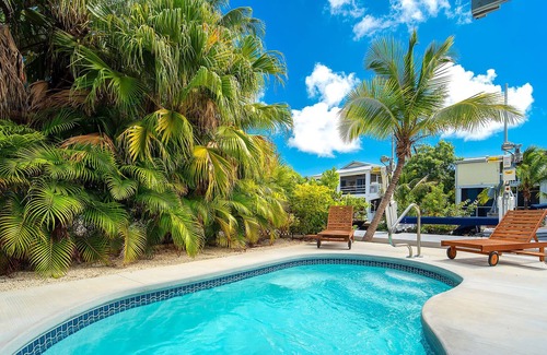 Breezeswept Beach Estates Casa | Cayman Retreat: Cozy pool home