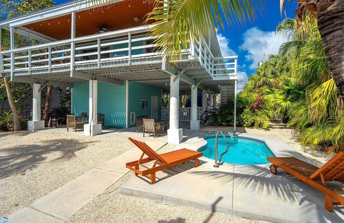 Breezeswept Beach Estates Casa | Cayman Retreat: Cozy pool home