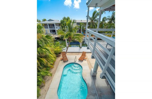 Breezeswept Beach Estates Casa | Cayman Retreat: Cozy pool home
