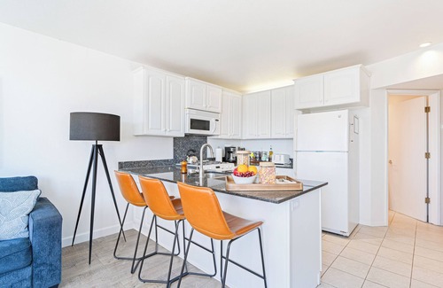 Cayucos Casa | Cayucos 2BR Bungalow Steps to Beach w/ Shared Firepit Lounge & Outdoor Bar