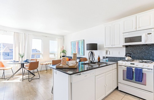 Cayucos Casa | Cayucos 2BR Bungalow Steps to Beach w/ Shared Firepit Lounge & Outdoor Bar